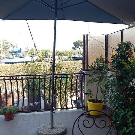 Апартаменты A Santy'S House 1Piano-No Lift-Shuttle A Pagamento-Raggiungibile A Piedi Aeroporto-Fermata Bus Fiera Di Roma A 3 Minuti-Air Condiz Ed Extra Bed For A Fee A Pagamento Фьюмичино Экстерьер фото