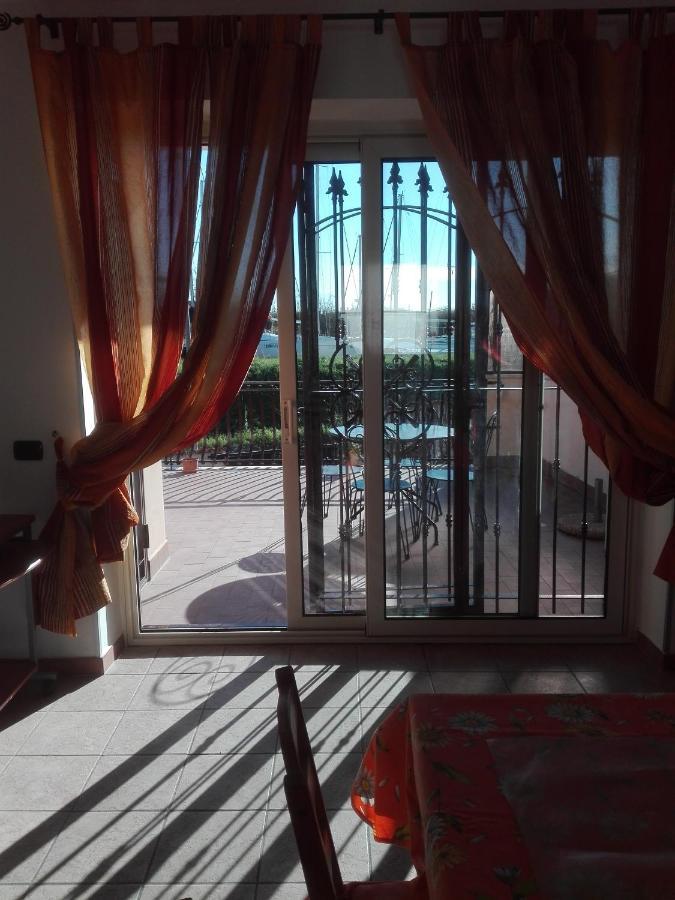 Апартаменты A Santy'S House 1Piano-No Lift-Shuttle A Pagamento-Raggiungibile A Piedi Aeroporto-Fermata Bus Fiera Di Roma A 3 Minuti-Air Condiz Ed Extra Bed For A Fee A Pagamento Фьюмичино Экстерьер фото