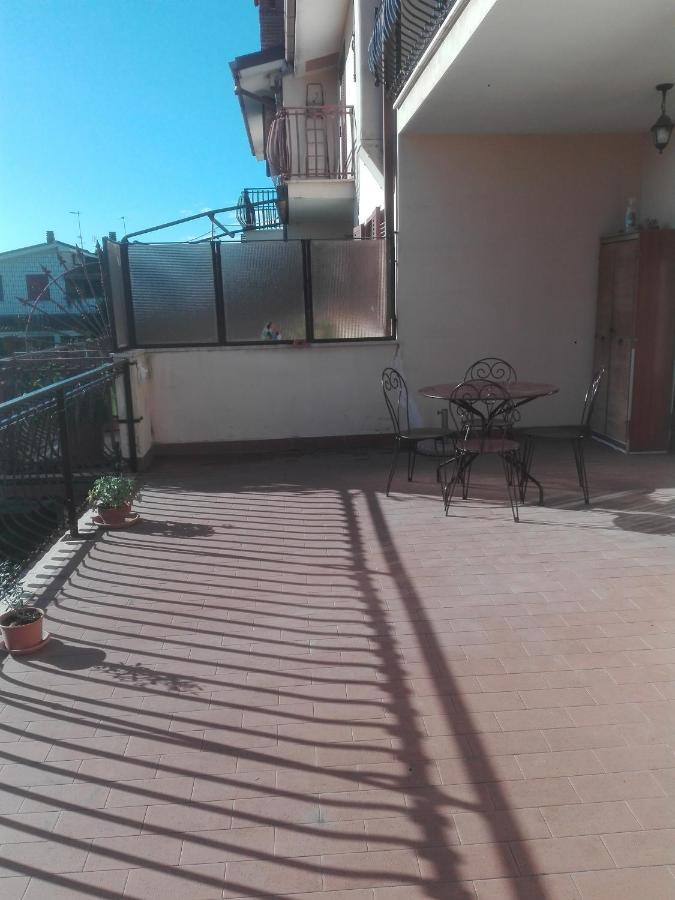 Апартаменты A Santy'S House 1Piano-No Lift-Shuttle A Pagamento-Raggiungibile A Piedi Aeroporto-Fermata Bus Fiera Di Roma A 3 Minuti-Air Condiz Ed Extra Bed For A Fee A Pagamento Фьюмичино Экстерьер фото